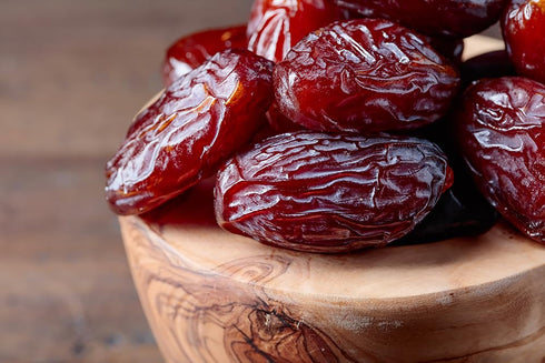 US Snacks (2 Premium Quality Medjool Dates With Pits, Sweet and Natural California Desert Grown Dates in Resealable Bag