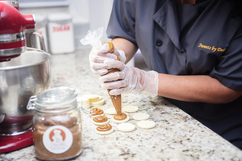 Sweets by Deliciosa 12 Alfajores The Icing House - - Box of cookies - Filled with Dulce de leche