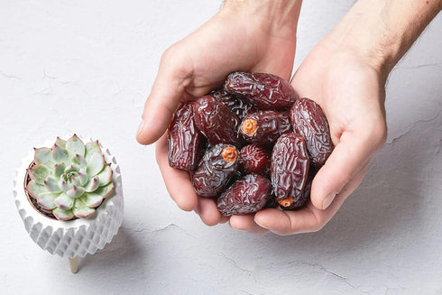 US Snacks (2 Premium Quality Medjool Dates With Pits, Sweet and Natural California Desert Grown Dates in Resealable Bag