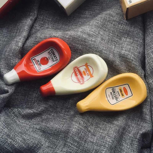 Peiiwdc Creative Seasoning Dish Ceramic Extruded Tomato Sauce Bottle Dipping Saucer Ketchup Mayonnaise Plate Ceramic
