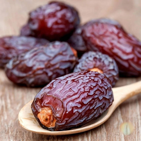 US Snacks (2 Premium Quality Medjool Dates With Pits, Sweet and Natural California Desert Grown Dates in Resealable Bag