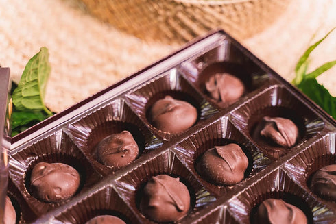 Hawaiian Host 7 Oz Founders Collection - Dark Chocolate Macadamia Nuts - Gift Box