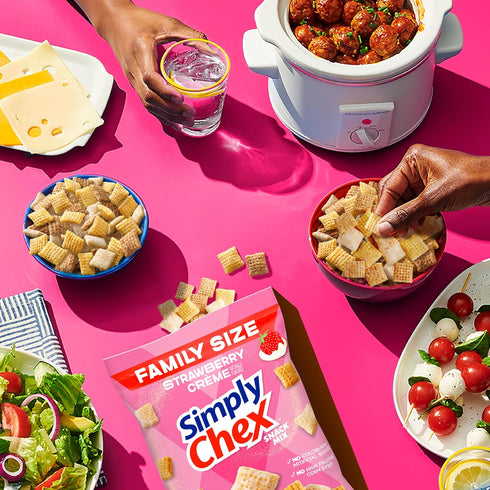 Chex Mix 13.5 oz Simply Chex Strawberry Crme Flavored Snack Mix, Family Size